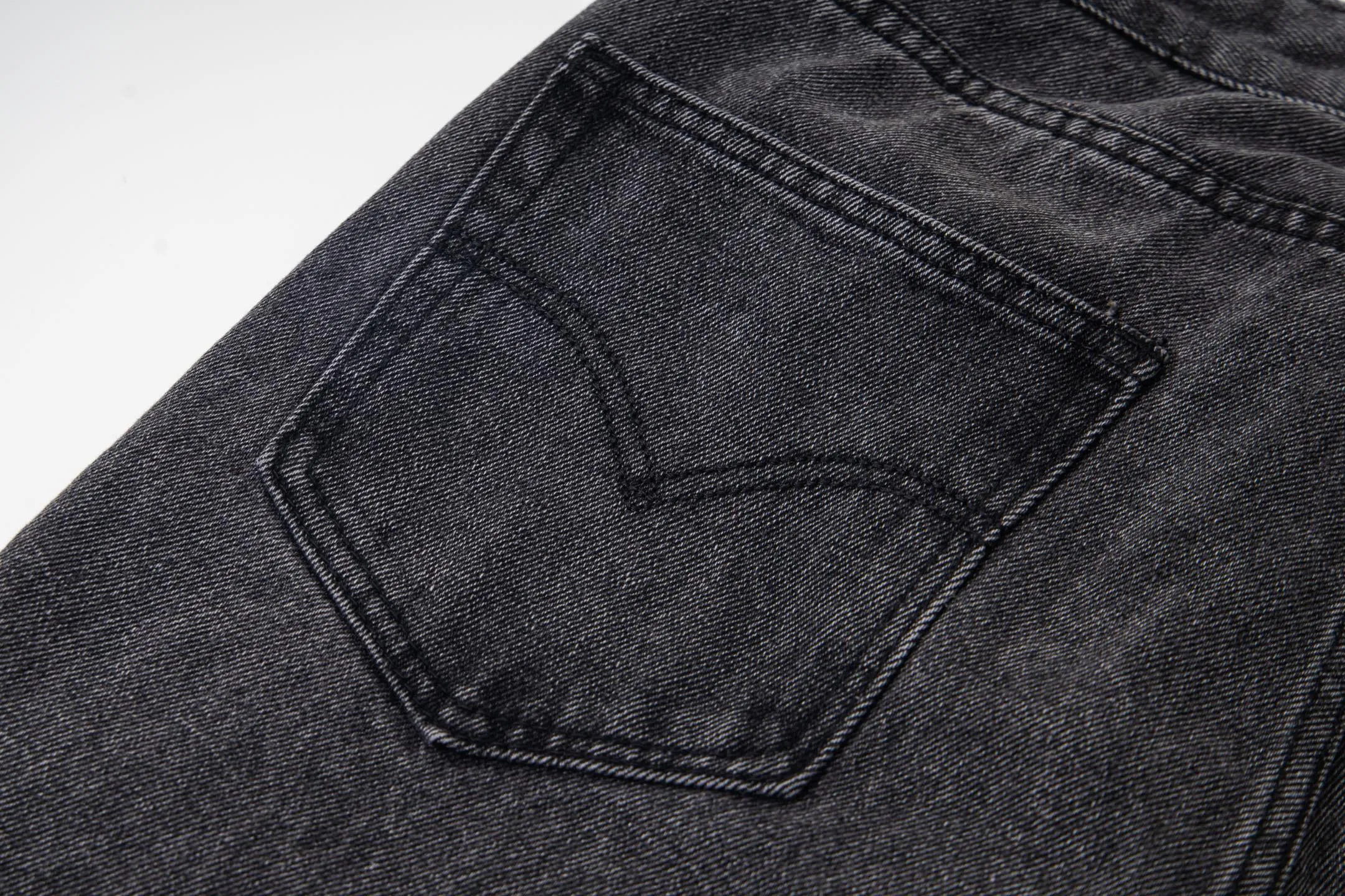 P240 Chrome Hearts Gallery co-branded limited-edition cross-flared flared jeans are a hot item this season and are sought after by countless celebrities and fashionistas. The neat details of the cutting process add color to the playful fashion! The neat and meticulous design, and the well-fitting structure is unique. The upper body not only has outstanding recognition, but also looks younger and younger. A style with the ultimate wearing meaning and performance, gorgeous color matching, and the craftsmanship of this style is also extremely extraordinary. After the finished product is washed, it is disassembled and hand-made with sheepskin cross leather and then spliced ​​together to complete. The whole piece has too many craftsmanship to describe. It is decorated with patchwork cross flowers and high-waisted washed jeans! ! Absolutely high-end luxury product, a god-level single product, a super popular product, made with top heavy industry, a must-see magic weapon that can't be missed. Style number: 1836 Size: 28 30 32 34 36 Color: black